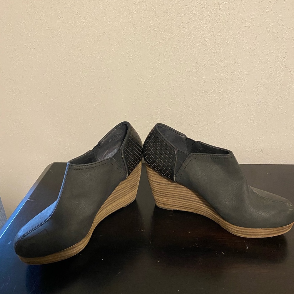 Black wedges